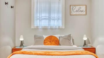 Desk, travel cot, WiFi, bed sheets