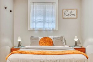 Escritorio, cuna de viaje, wifi y ropa de cama