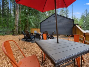 Outdoor dining - Chic Mt. Hood Retreat, Private Deck - Mt Air 6 (Mount Hood Village)