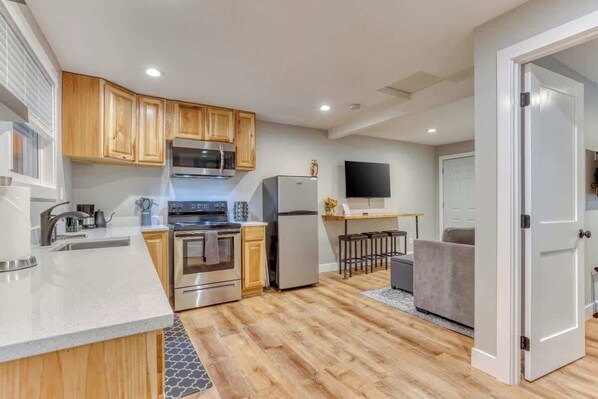 Réfrigérateur, micro-ondes, four, plaque de cuisson