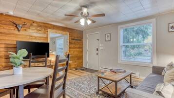 Een televisie en een kantoor