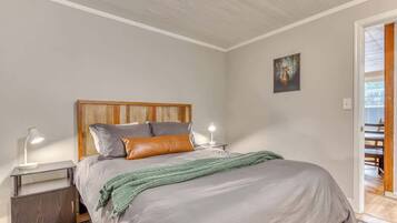 1 bedroom, travel cot, WiFi, bed sheets