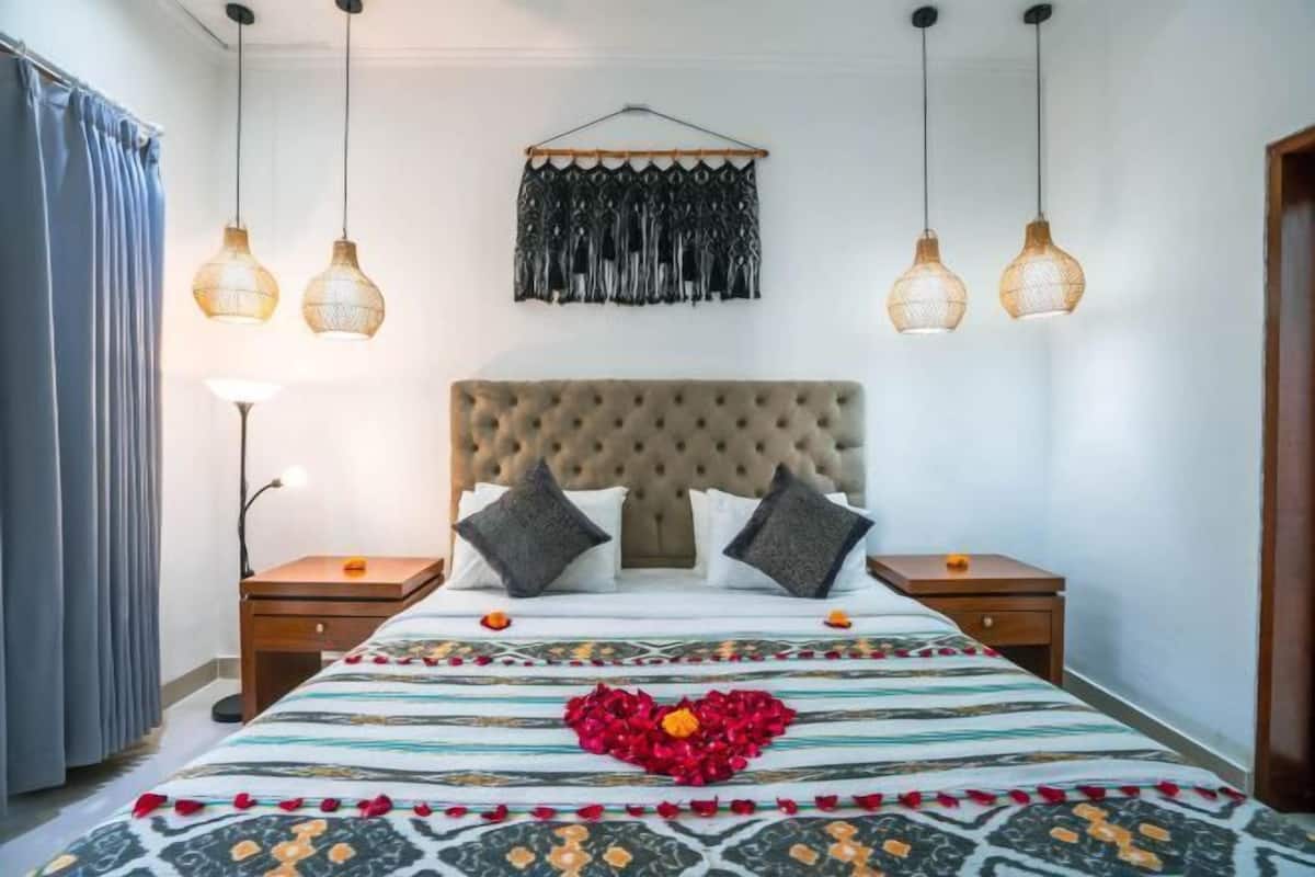1 bedroom, bed sheets