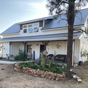 Exterior - Cozy Country side Farmhouse @ Acorn Acres (Pinedale)