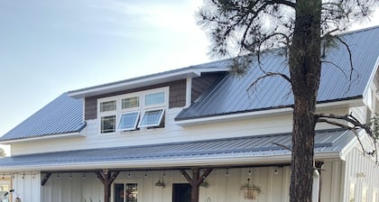 Cozy Country side Farmhouse @ Acorn Acres