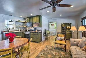 Interior - Cozy Country side Farmhouse @ Acorn Acres (Pinedale)