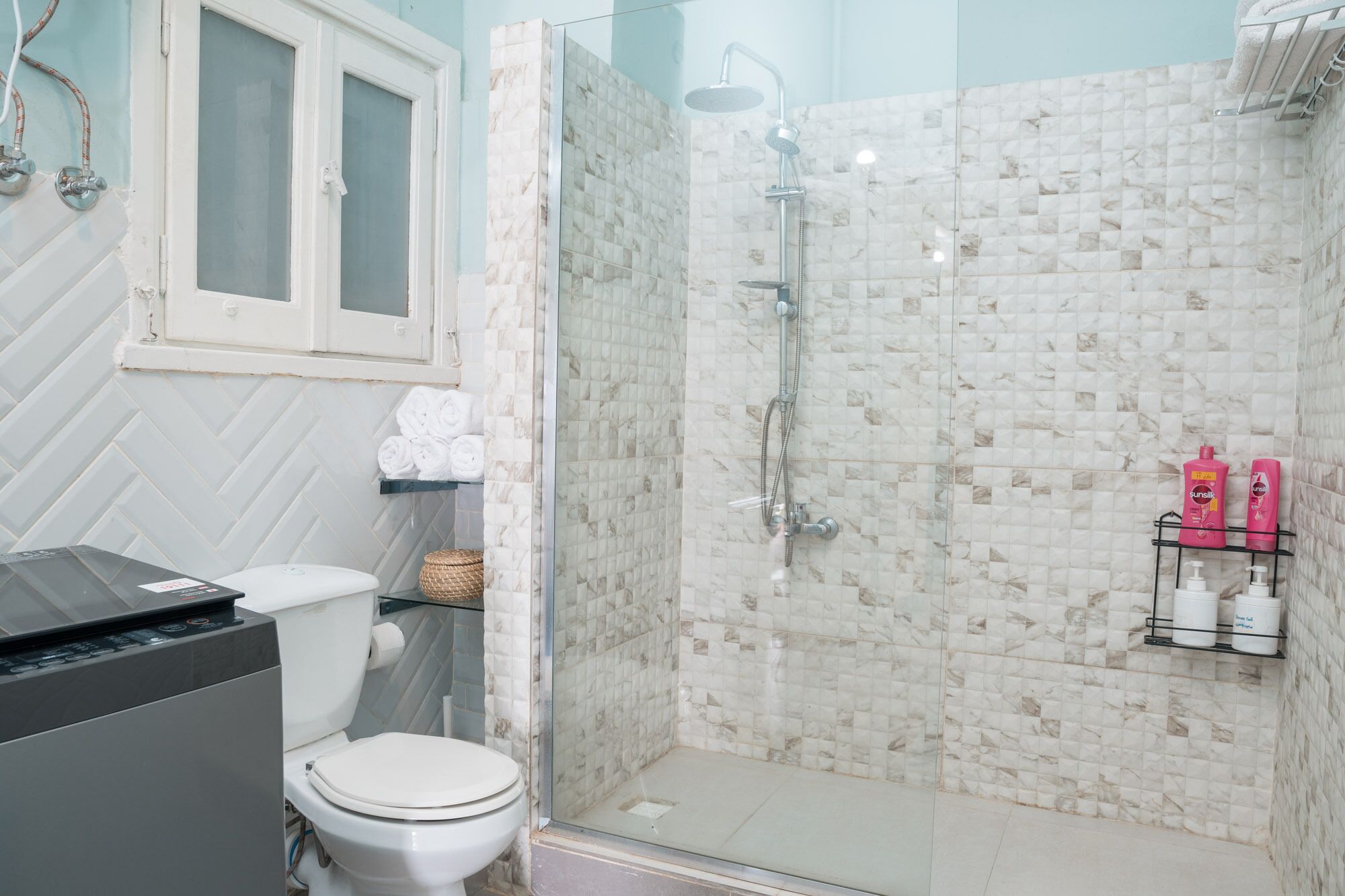 Douche, sèche-cheveux, bidet, serviettes fournies