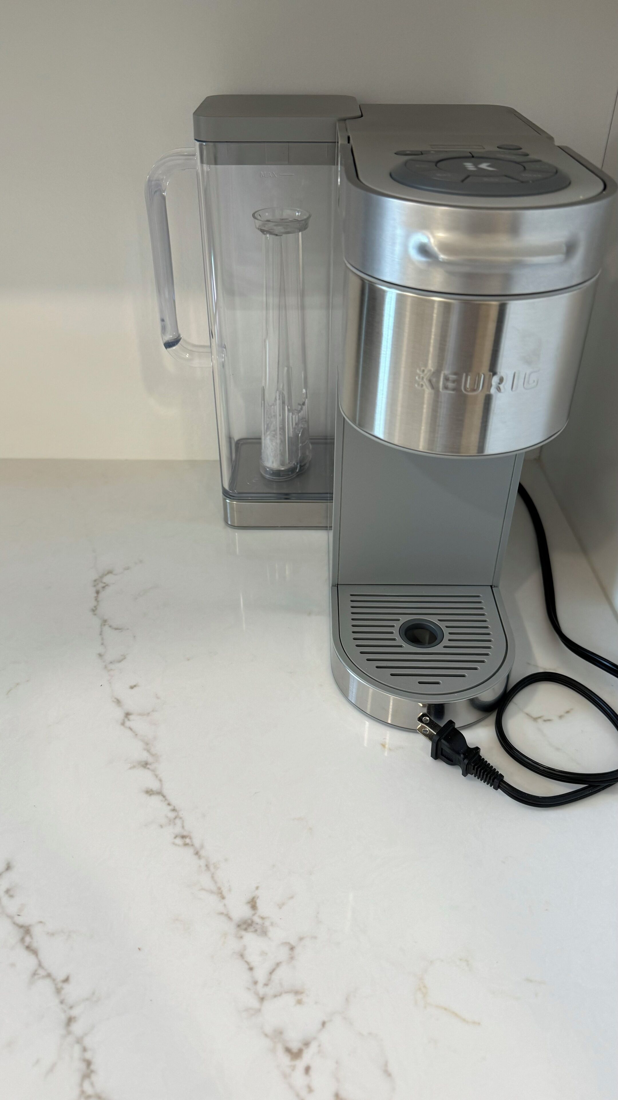 Una cafetera Keurig sobre una encimera de mármol.