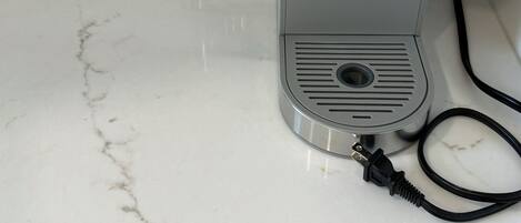 Una cafetera Keurig sobre una encimera de mármol.