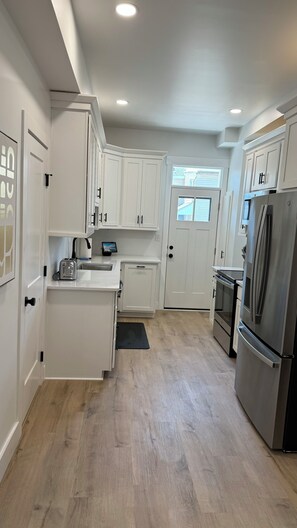 Fridge, microwave, oven, stovetop - South Side Beauty. Newly renovated 4Br 2Bath, Central Air near downtown and Oaks (Phoenixville)