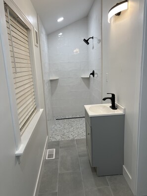 Douche, sèche-cheveux, serviettes fournies, papier toilette