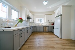 Fridge, microwave, oven, stovetop - Entire Home in Niagara Falls Canada! 10 Minutes Walk to the Falls (Niagara Falls)