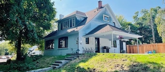 Entire Home in Niagara Falls Canada! 10 Minutes Walk to the Falls 