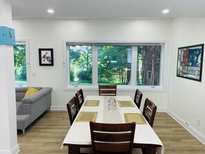 Dining - Entire Home in Niagara Falls Canada! 10 Minutes Walk to the Falls (Niagara Falls)