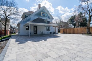 Exterior - Entire Home in Niagara Falls Canada! 10 Minutes Walk to the Falls (Niagara Falls)