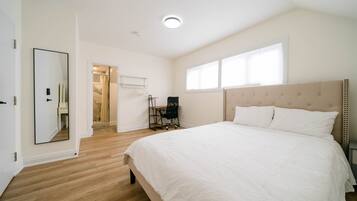 3 bedrooms, desk, iron/ironing board, travel crib