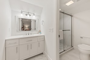 Shower, hair dryer, towels - 2 Bed/2 Bath Spinnaker! Walk to the Beach & Pools! Amenity access included! (Seabrook Island)