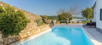 Romantic 3-Bed Villa in Krk