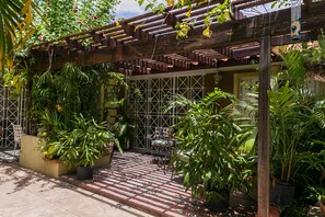 Terrace/patio - Botanic Bliss Living in Kingston (Kingston)