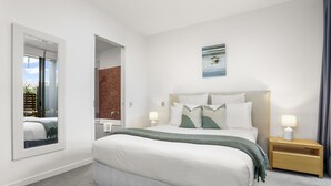 2 bedrooms, laptop workspace, blackout drapes, iron/ironing board - Dockside Retreat in Wynyard Quarter (Auckland)