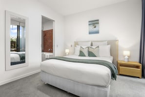 Apartamento luxo, sacada, vista para o canal | 2 quartos, individualmente decorados, individualmente mobiliados