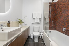 华丽公寓, 阳台, 运河景观 | 浴室 | 吹风机、毛巾、肥皂、洗发水