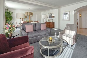 TV - 1-Bedroom Suite at a 4⭐️ Hotel (Orlando)