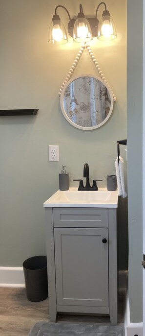 吹风机、毛巾、卫生纸