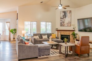 Smart TV - Valverde Oasis - 4BD Getaway near town center (Bakersfield)