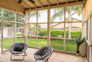 Interior - Valverde Oasis - 4BD Getaway near town center (Bakersfield)