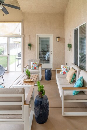 Terrace/patio - Valverde Oasis - 4BD Getaway near town center (Bakersfield)