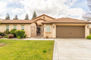 Exterior - Valverde Oasis - 4BD Getaway near town center (Bakersfield)