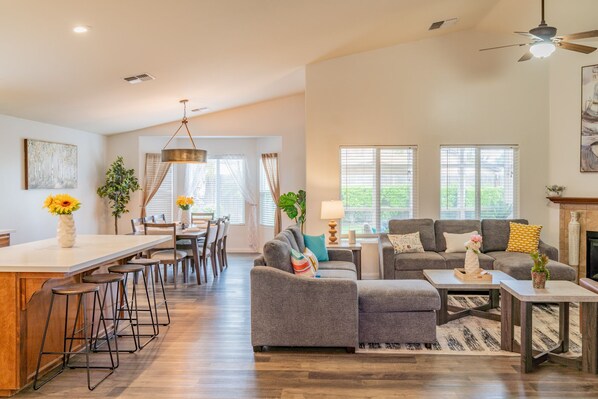 Smart TV - Valverde Oasis - 4BD Getaway near town center (Bakersfield)