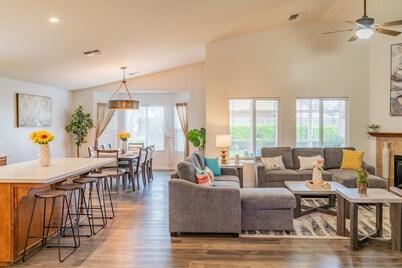 Valverde Oasis - 4BD Getaway near town center