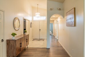 Interior - Valverde Oasis - 4BD Getaway near town center (Bakersfield)