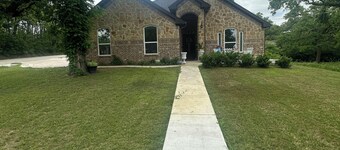 Family friendly newer construction home, 5 min drive to Eagle Mountain Marina. 
