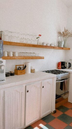 Casa panorámica, 2 habitaciones, vista al mar | Cocina privada | Refrigerador con congelador, microondas, licuadora y molino para café 