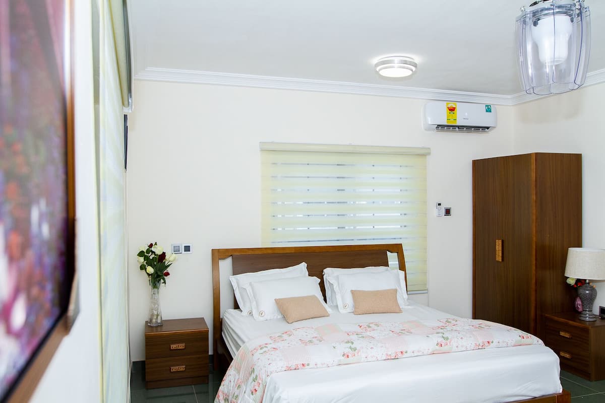 Semi Executive | Premium bedding, down comforters, free WiFi
