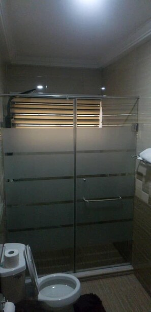 ฝักบัวนวดด้วยพลังน้ำ, ของใช้ในห้องน้ำฟรี, ผ้าเช็ดตัว, สบู่