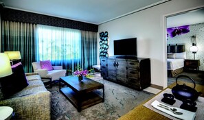 2 habitaciones, escritorio y tabla de planchar con plancha 