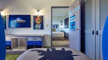 2 slaapkamers, een bureau, een strijkplank/strijkijzer, reisbedje