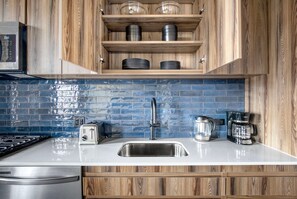 Een koelkast, een magnetron, een oven, een kookplaat