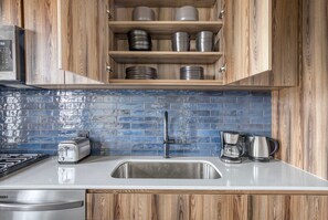 Réfrigérateur, micro-ondes, four, plaque de cuisson