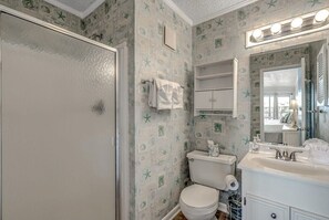 Douche, serviettes fournies, papier toilette