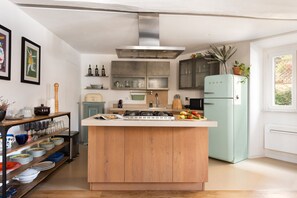 Fridge, microwave, oven, stovetop - Idyllia Cozy Central Retreat in Trastevere (Roma)