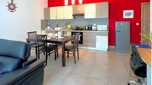 Eine moderne Wohnung mit Essbereich, Küche und Wohnzimmer.