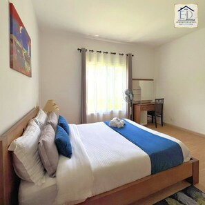1 dormitorio, escritorio, tabla de planchar con plancha y wifi