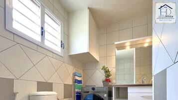 Towels, soap, shampoo, toilet paper
