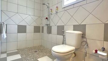 Towels, soap, shampoo, toilet paper