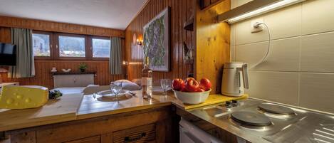 Réfrigérateur, plaque de cuisson, cafetière/bouilloire, grille-pain